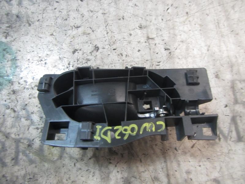 Recambio de maneta interior delantera izquierda para peugeot 207 1.6 16v hdi referencia OEM IAM   