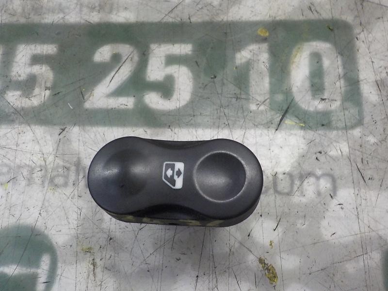 Recambio de mando elevalunas delantero derecho para dacia sandero 1.6 cat referencia OEM IAM 8200602227  