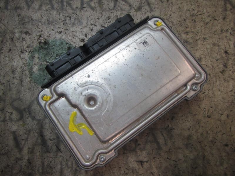 Recambio de centralita motor uce para toyota yaris 1.0 cat referencia OEM IAM 896610DF10 896610DF10 0261507104