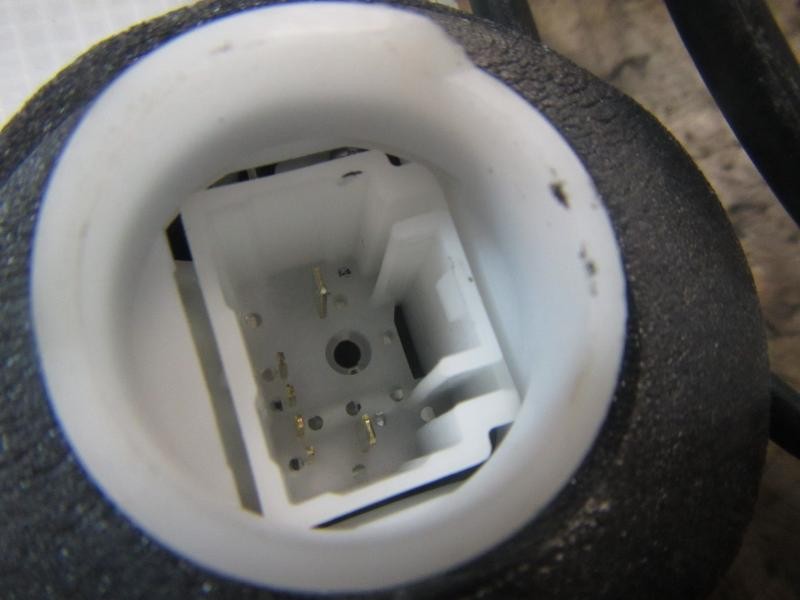 Recambio de cerradura puerta delantera derecha para toyota yaris 1.0 cat referencia OEM IAM 690300D320  