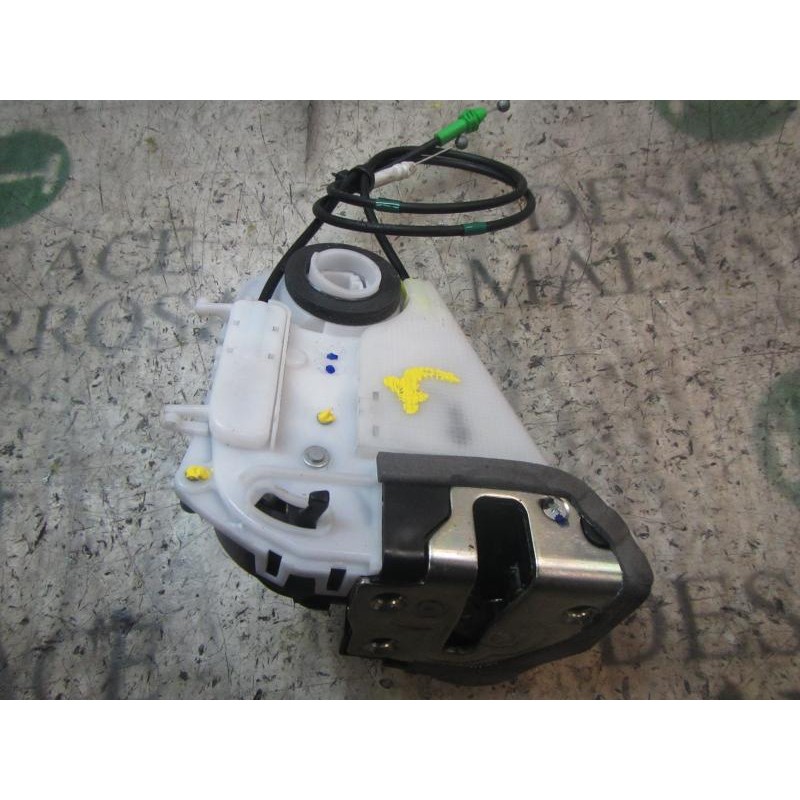 Recambio de cerradura puerta trasera derecha para toyota yaris 1.0 cat referencia OEM IAM 690500D110  