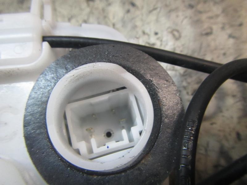 Recambio de cerradura puerta trasera derecha para toyota yaris 1.0 cat referencia OEM IAM 690500D110  