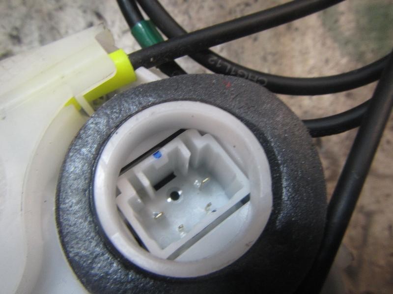 Recambio de cerradura puerta trasera izquierda para toyota yaris 1.0 cat referencia OEM IAM 690600D110  