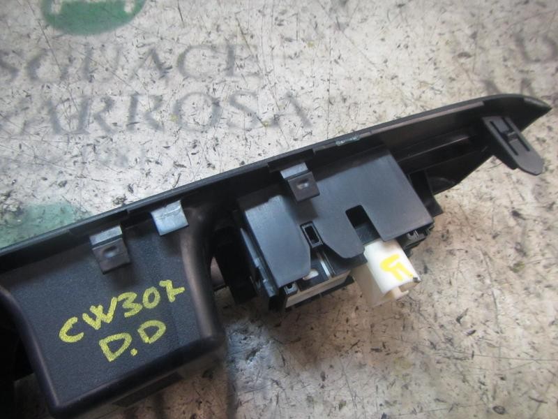 Recambio de mando elevalunas delantero derecho para toyota yaris 1.0 cat referencia OEM IAM 848100D030  