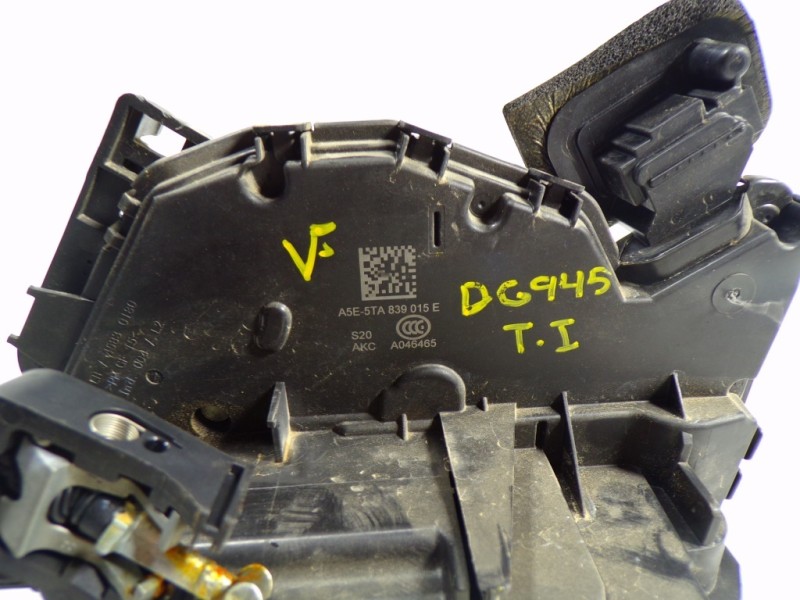 Recambio de cerradura puerta trasera izquierda para volkswagen polo 1.0 tsi referencia OEM IAM 5TA839015E 5TA839015E 