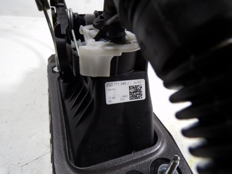 Recambio de palanca cambio para volkswagen polo 1.0 tsi referencia OEM IAM 2Q0711049J 2Q0711049J 