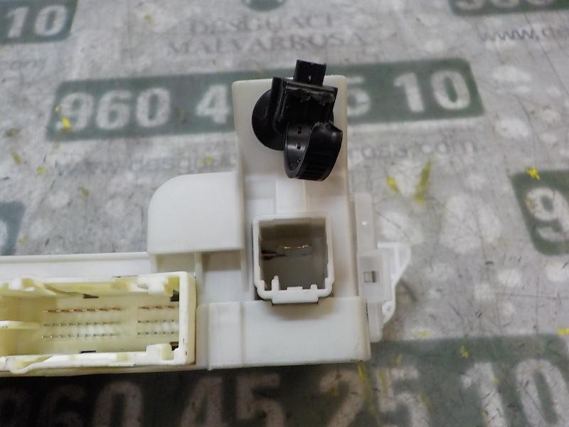 Recambio de caja reles / fusibles para toyota yaris 1.0 cat referencia OEM IAM 8273052F80 8273052F80 