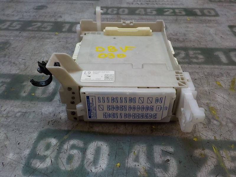 Recambio de caja reles / fusibles para toyota yaris 1.0 cat referencia OEM IAM 8273052F80 8273052F80 