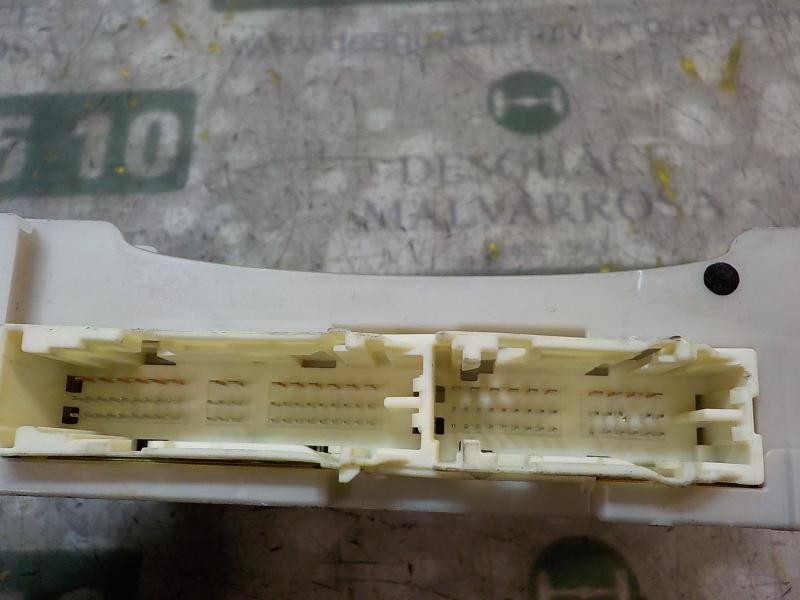 Recambio de caja reles / fusibles para toyota yaris 1.0 cat referencia OEM IAM 8273052F80 8273052F80 