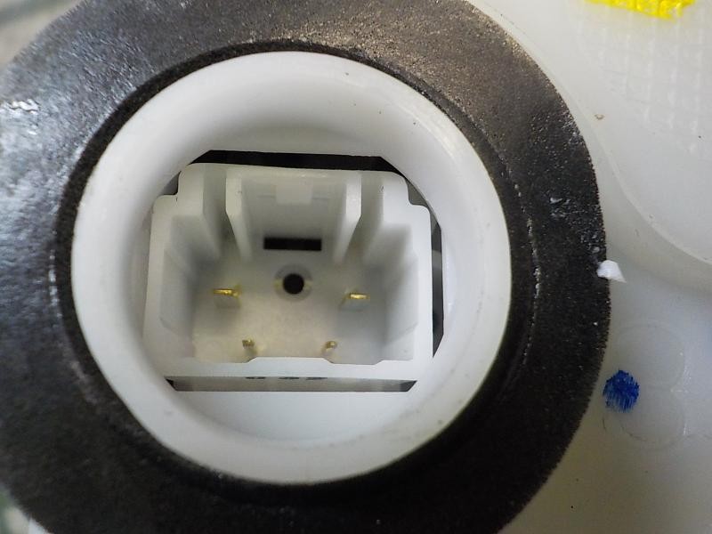 Recambio de cerradura puerta trasera derecha para toyota yaris 1.0 cat referencia OEM IAM 690500D110  