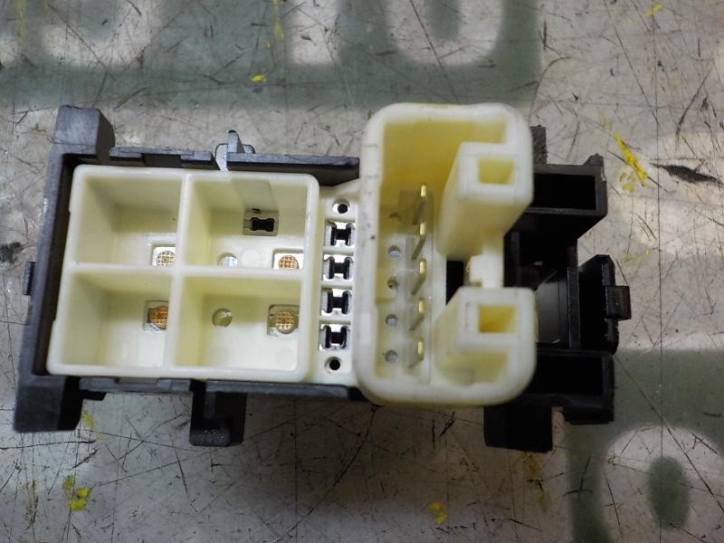 Recambio de mando elevalunas delantero derecho para toyota yaris 1.0 cat referencia OEM IAM 848100D030  