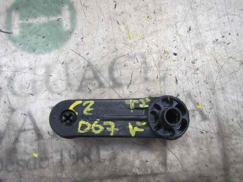 Recambio de maneta elevalunas trasera izquierda para toyota yaris 1.3 16v cat referencia OEM IAM 6926002021C1  