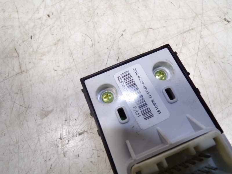 Recambio de mando elevalunas delantero izquierdo para kia ceed 1.6 crdi cat referencia OEM IAM 93571J7200 93570J7200 