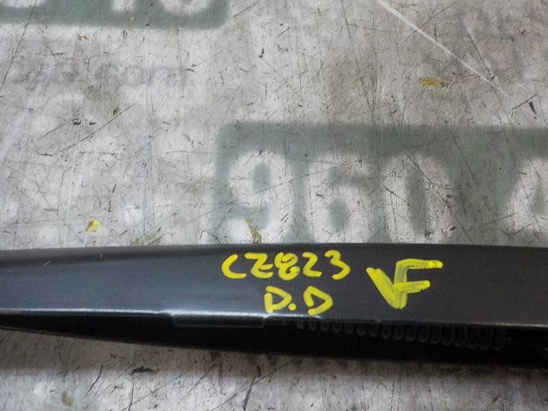 Recambio de brazo limpia delantero derecho para bmw serie 5 touring (f11) 520d referencia OEM IAM 61617203156  