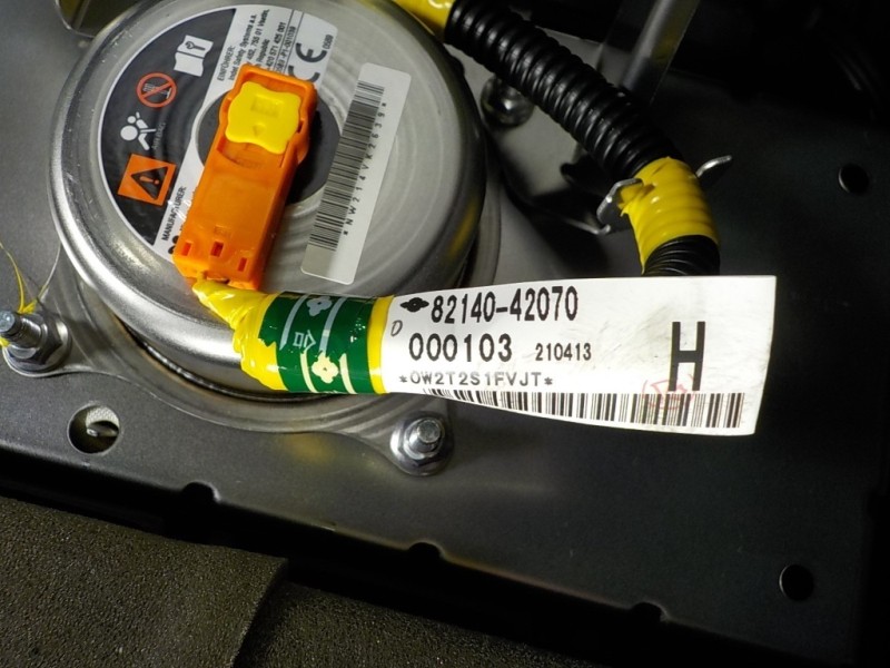 Recambio de salpicadero para toyota rav4 hybrid fwd referencia OEM IAM  8214042070 