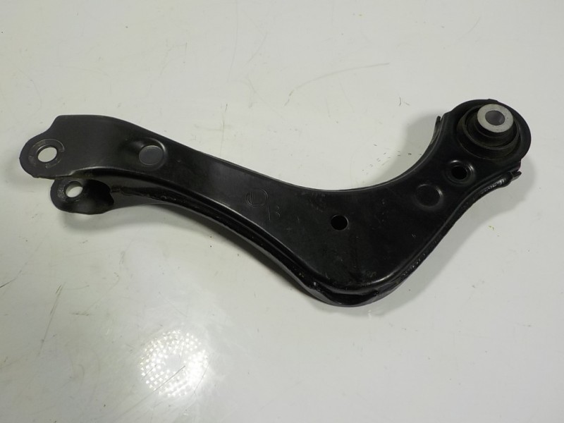 Recambio de brazo suspension superior trasero izquierdo para toyota rav4 hybrid fwd referencia OEM IAM 4877042050  
