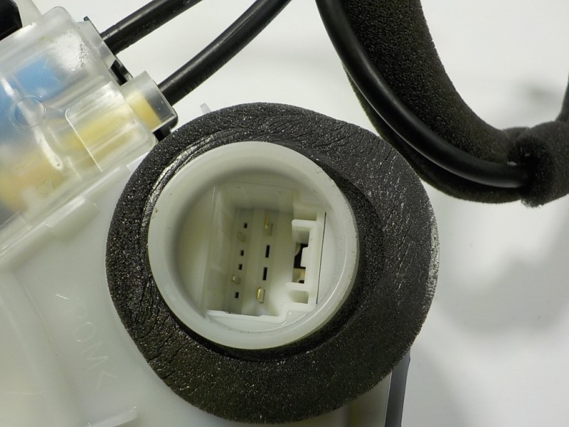 Recambio de cerradura puerta trasera derecha para toyota rav4 hybrid fwd referencia OEM IAM 6905048060 10601103 