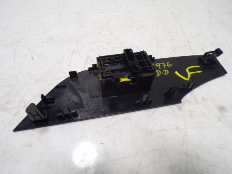 Recambio de mando elevalunas delantero derecho para toyota rav4 hybrid fwd referencia OEM IAM 8481012110 7423142340 