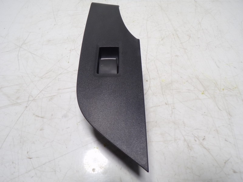 Recambio de mando elevalunas trasero izquierdo para toyota rav4 hybrid fwd referencia OEM IAM 8481012110 3361F15 