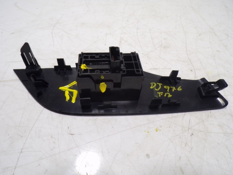 Recambio de mando elevalunas trasero izquierdo para toyota rav4 hybrid fwd referencia OEM IAM 8481012110 3361F15 