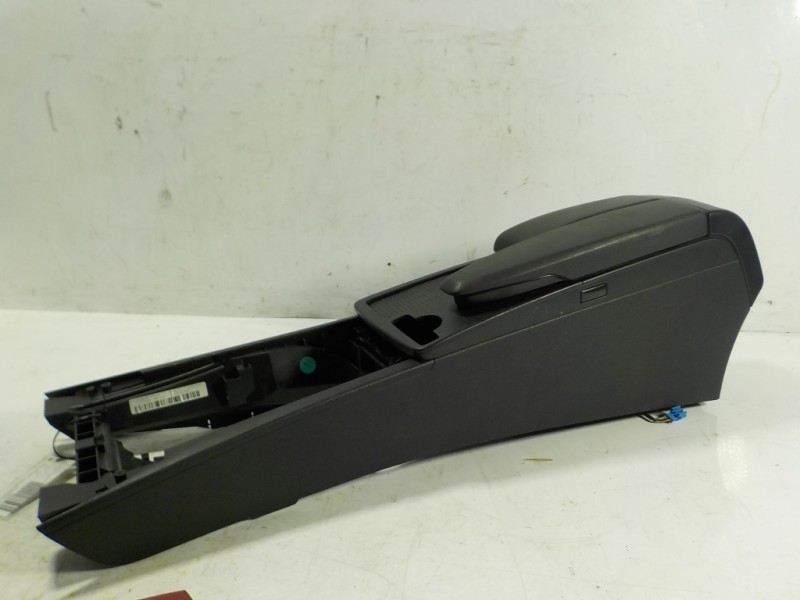 Recambio de apoyabrazos central para mercedes-benz clase c (w204) berlina 2.2 cdi cat referencia OEM IAM A20468006399F59  