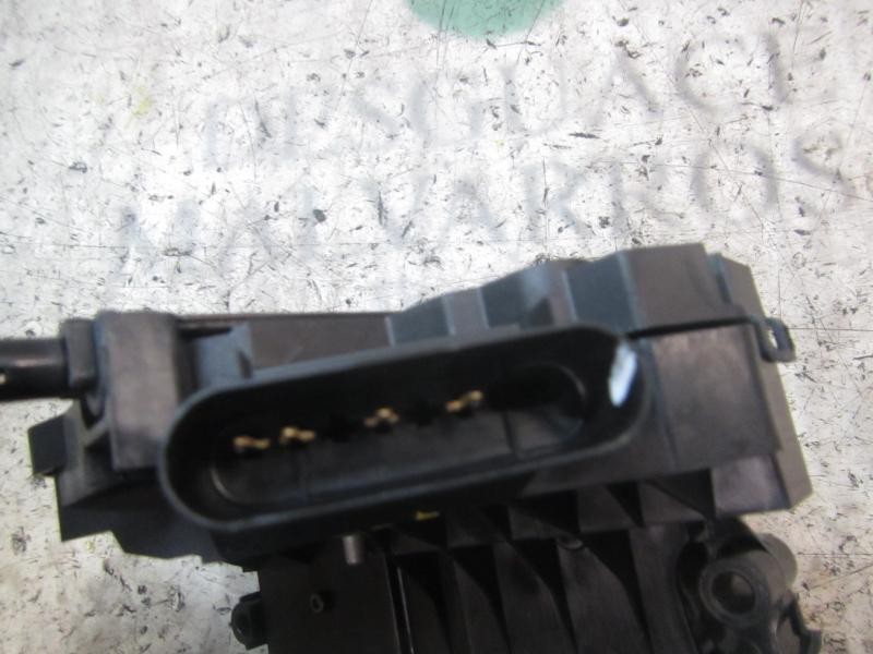 Recambio de cerradura puerta delantera derecha para ford c-max titanium referencia OEM IAM 2048282  