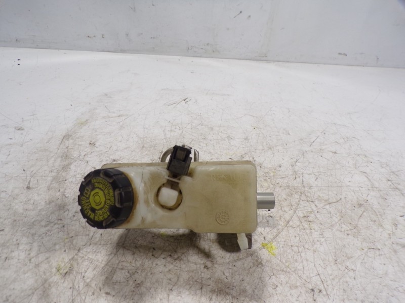 Recambio de bomba freno para dacia sandero stepway referencia OEM IAM 460111938R  