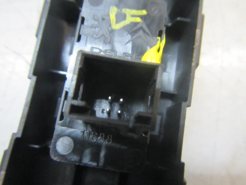 Recambio de mando elevalunas delantero derecho para peugeot 308 1.6 16v hdi referencia OEM IAM 649029  