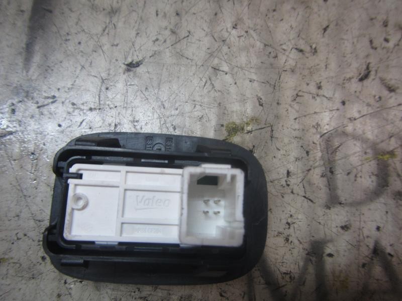 Recambio de mando elevalunas trasero izquierdo para peugeot 208 active referencia OEM IAM 96751119ZD  