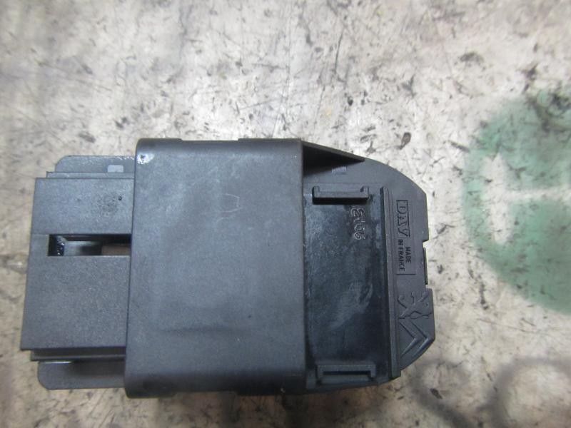 Recambio de mando elevalunas delantero izquierdo para peugeot 206 berlina 1.9 diesel referencia OEM IAM   