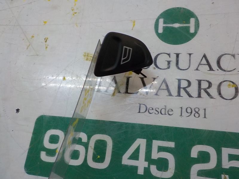 Recambio de mando elevalunas delantero derecho para ford ka (ccu) titanium+ referencia OEM IAM  1571470 
