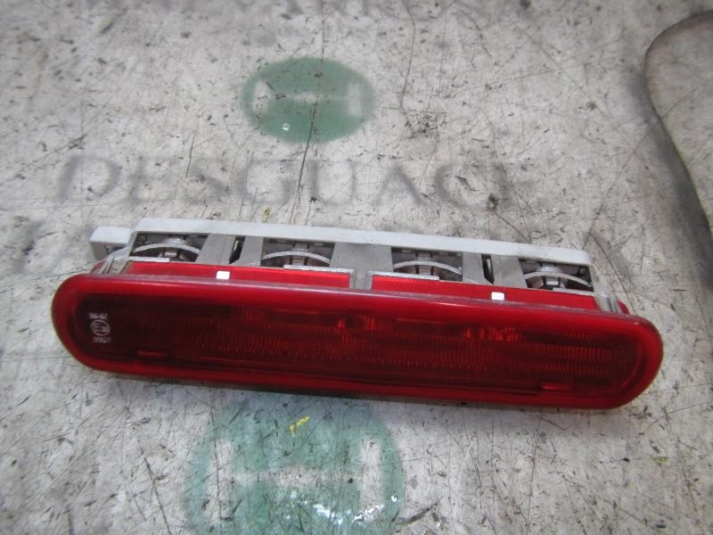 Recambio de piloto trasero central para fiat doblo 1.3 16v jtd cat referencia OEM IAM 51821699  