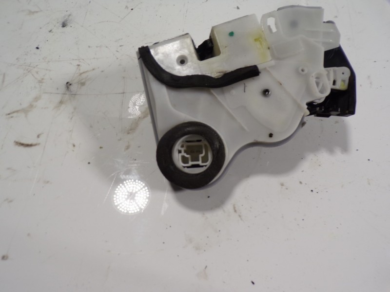 Recambio de cerradura puerta trasera izquierda para suzuki baleno 1.0 12v boosterjet cat referencia OEM IAM  382302M68P 