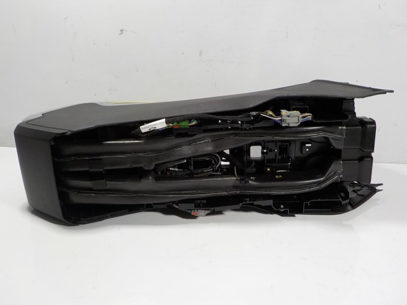 Recambio de apoyabrazos central para land rover range rover sport hse referencia OEM IAM LR044751  