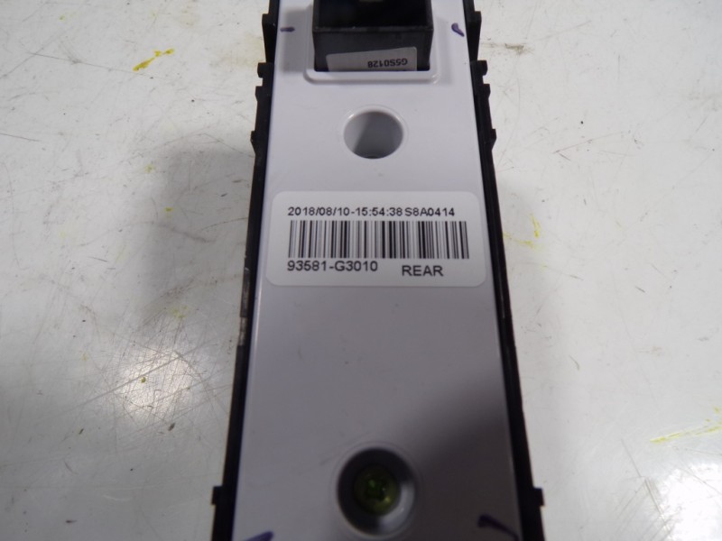 Recambio de mando elevalunas trasero izquierdo para hyundai i30 fastback 1.4 tgdi cat referencia OEM IAM 93581G3010PMP  
