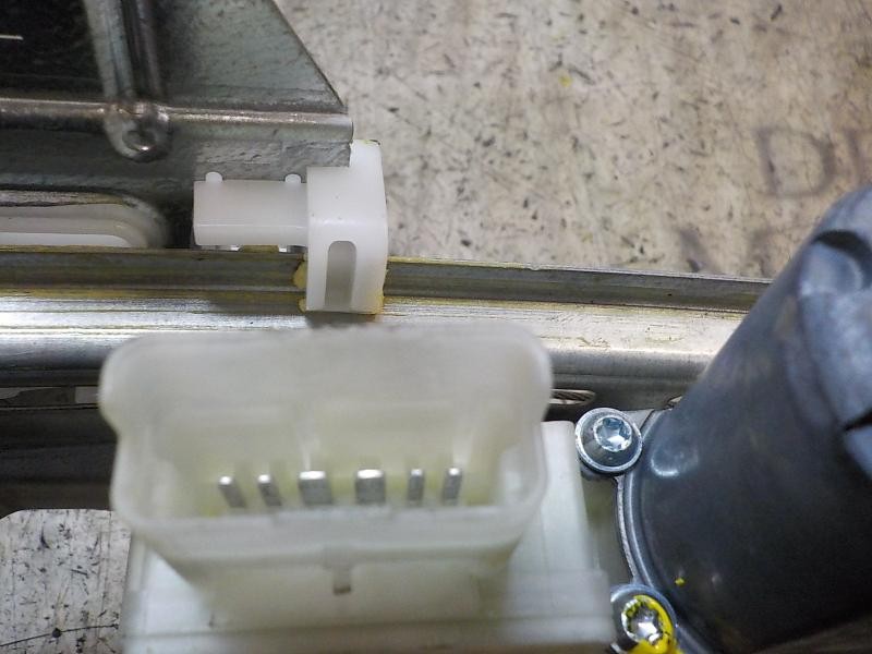 Recambio de elevalunas trasero izquierdo para peugeot 308 1.2 12v e-thp referencia OEM IAM 9816273680  