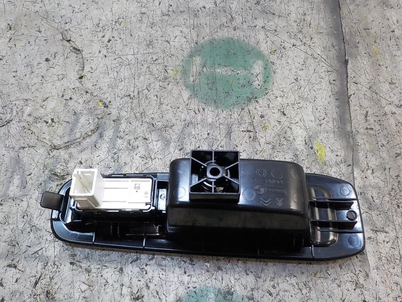 Recambio de mando elevalunas trasero derecho para peugeot 308 1.2 12v e-thp referencia OEM IAM 96762292ZD  