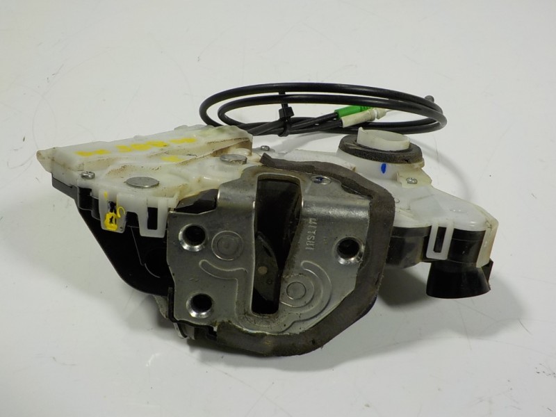 Recambio de cerradura puerta delantera derecha para toyota yaris 1.0 cat referencia OEM IAM 690300D320  