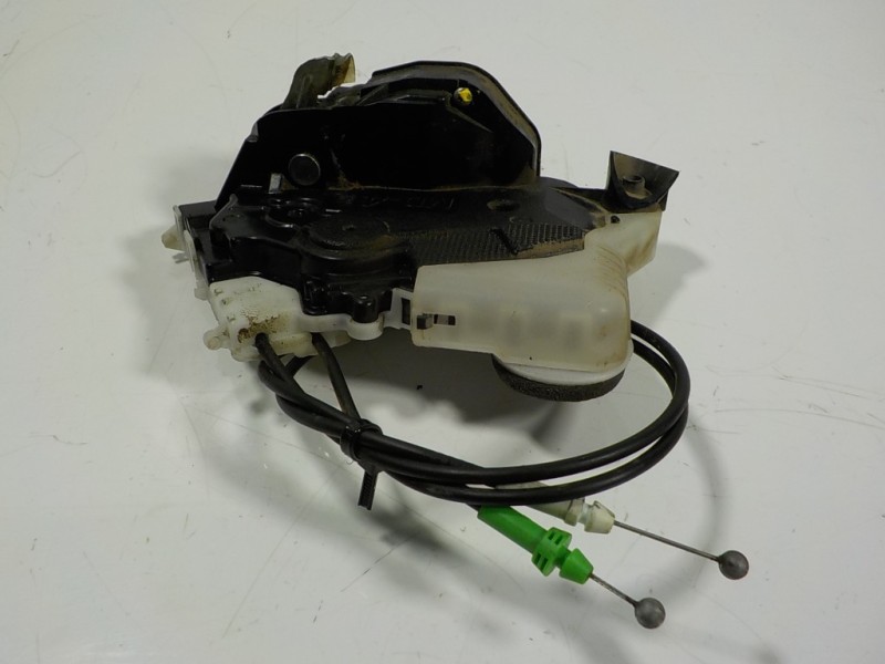 Recambio de cerradura puerta delantera derecha para toyota yaris 1.0 cat referencia OEM IAM 690300D320  