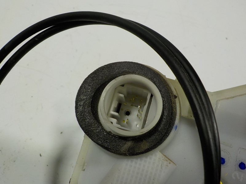 Recambio de cerradura puerta delantera derecha para toyota yaris 1.0 cat referencia OEM IAM 690300D320  