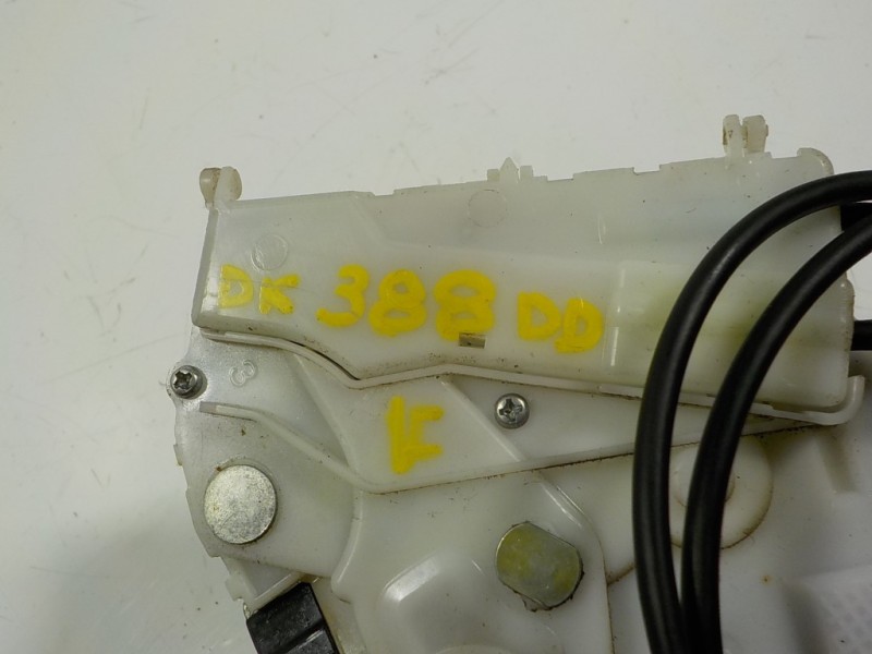 Recambio de cerradura puerta delantera derecha para toyota yaris 1.0 cat referencia OEM IAM 690300D320  