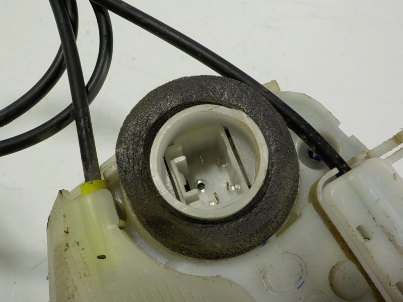 Recambio de cerradura puerta trasera izquierda para toyota yaris 1.0 cat referencia OEM IAM 690600D110  