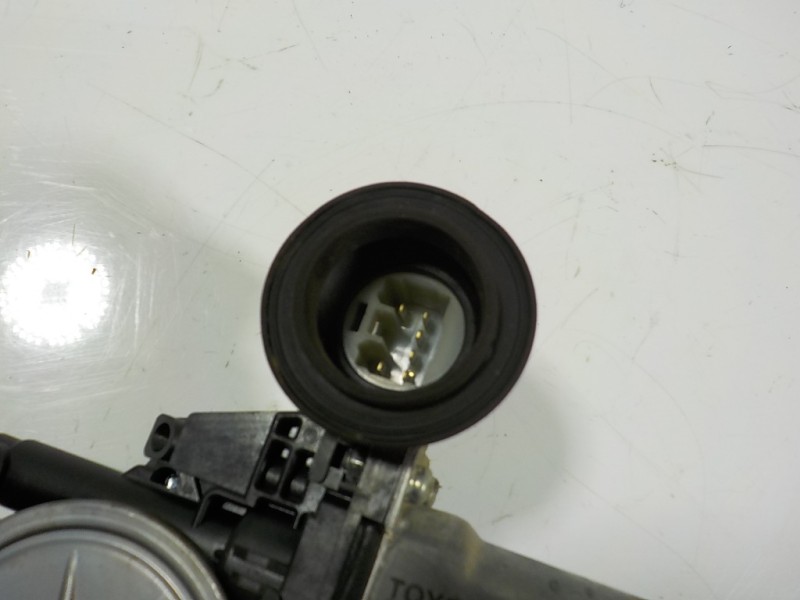 Recambio de elevalunas delantero derecho para toyota yaris 1.0 cat referencia OEM IAM 698100D300 857100D100 