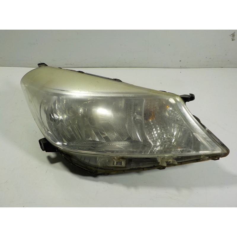 Recambio de faro derecho para toyota yaris 1.0 cat referencia OEM IAM 811300D710  