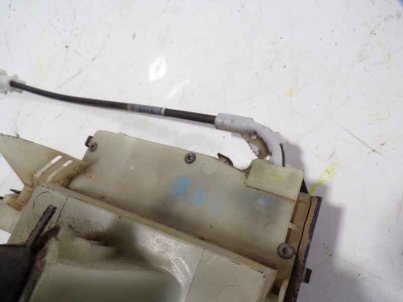 Recambio de cerradura puerta delantera izquierda para peugeot 208 1.4 hdi fap referencia OEM IAM 9688080080  