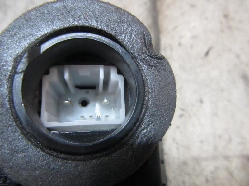 Recambio de cerradura puerta delantera derecha para toyota yaris 1.3 16v cat referencia OEM IAM 690300D140  