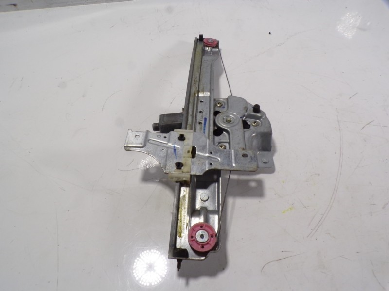 Recambio de elevalunas delantero derecho para peugeot 208 1.4 hdi fap referencia OEM IAM 9673154380 9673154380 0130822702