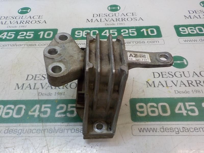 Recambio de soporte motor derecho para opel insignia berlina sport referencia OEM IAM 13227717  