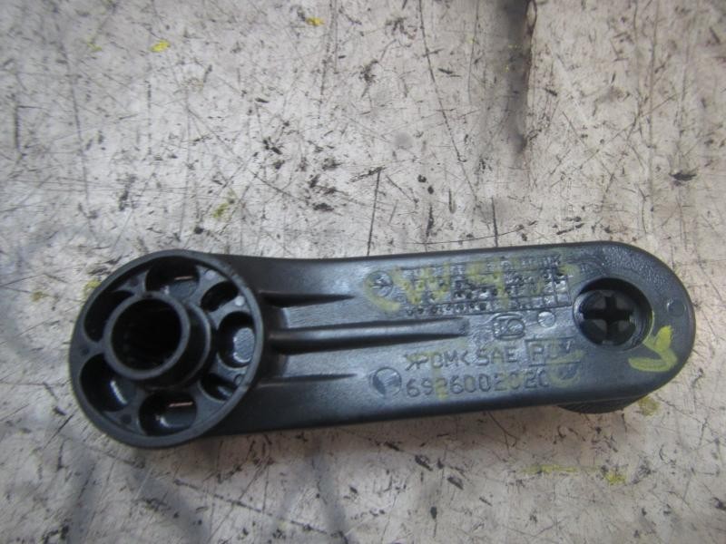 Recambio de maneta elevalunas trasera izquierda para toyota yaris 1.3 16v cat referencia OEM IAM 6926002020B2  