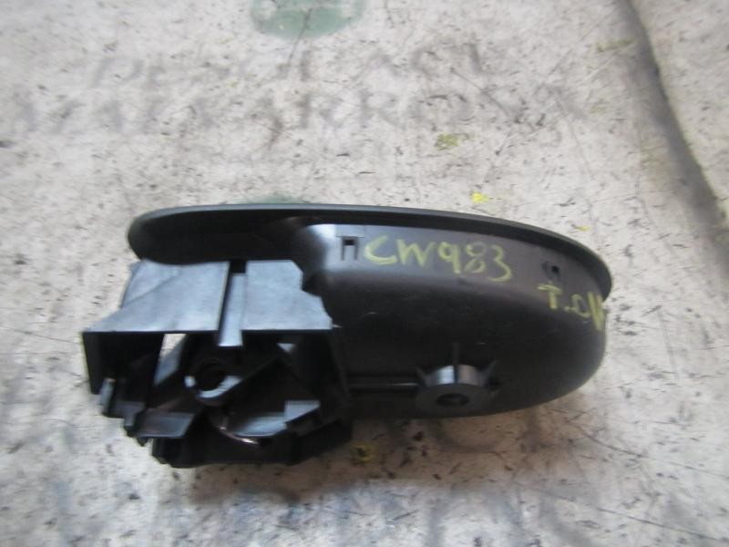 Recambio de maneta interior trasera derecha para toyota yaris 1.3 16v cat referencia OEM IAM 692050D210B0  